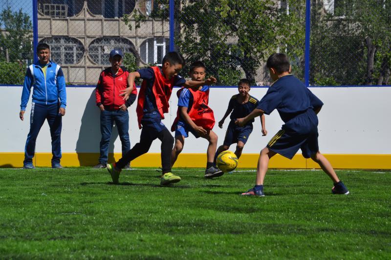 Samruk-Kazyna Trust подарил спортивную площадку школьникам в Семее