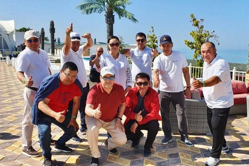 Нефтяники Каражанбаса учатся играть в команде