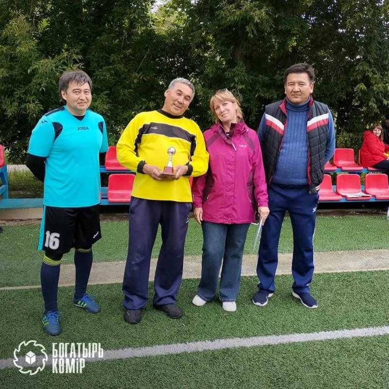 В "Богатырь Комир" прошел турнир по футболу среди ветеранов 