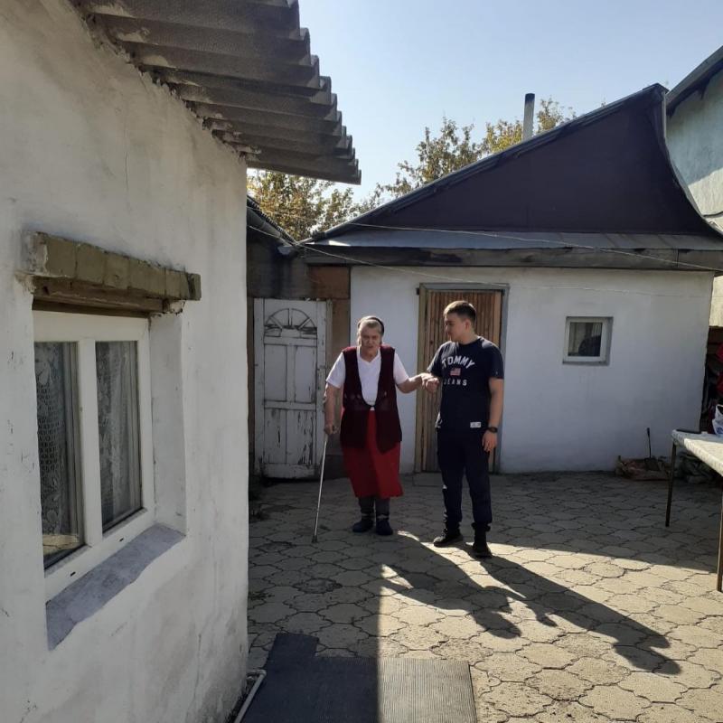 Сотрудники "KTZ Express" помогли трем пенсионерам 