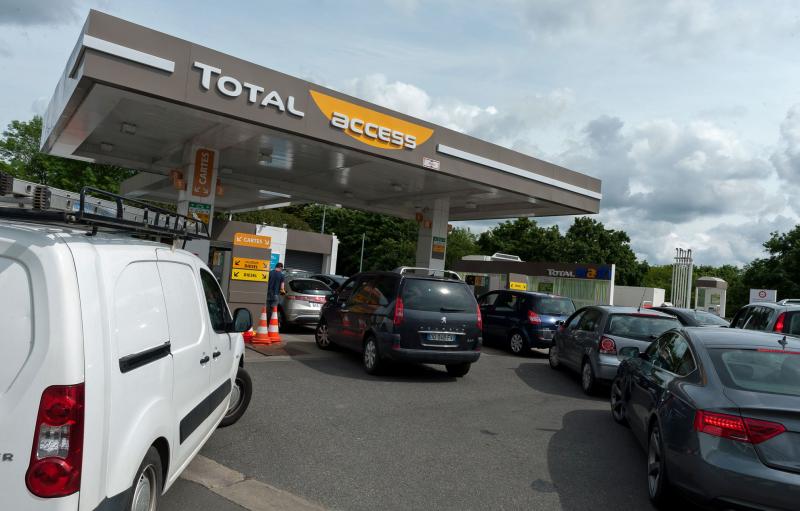 Франция испытывает жесточайший дефицит бензина из-за забастовок на НПЗ