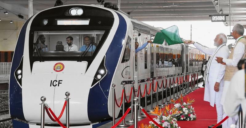 Сағатына 180 шақырым: Үндістанда жүйрік электр пойызы жолға шықты