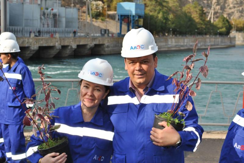Работники Капшагайской ГЭС посадили близ станции более 200 растений 