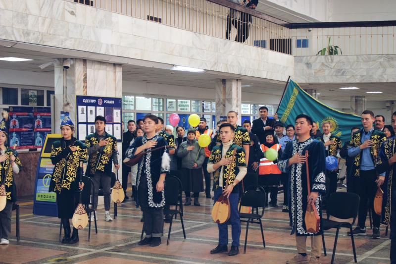 Музыкальный флешмоб организовали железнодорожники на вокзале Кокшетау