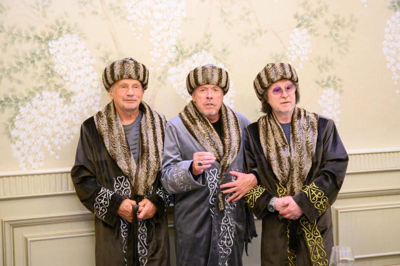 «Макар надел чапан» - музыкантов группы Машины времени одели в казахский национальный костюм