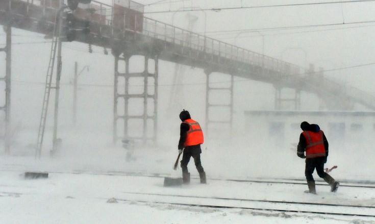 Павлодарские железнодорожники очищают пути от снега в усиленном режиме