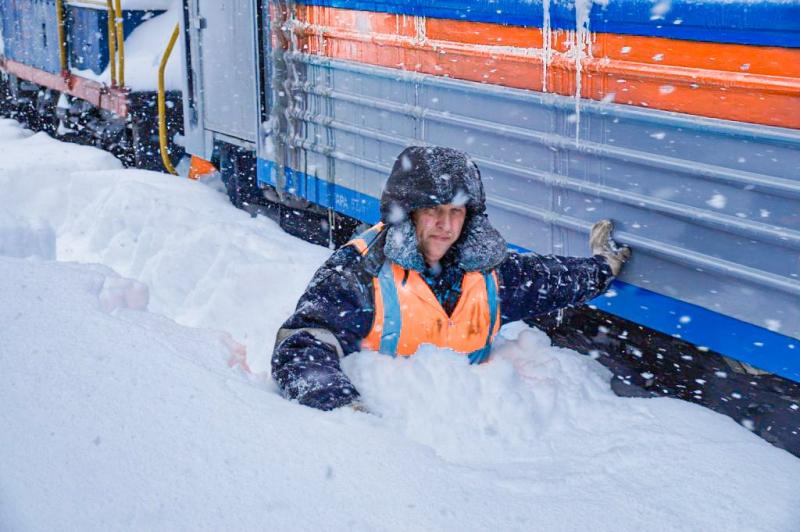 600 человек, замерзавших на автотрассах, вывезли железнодорожники