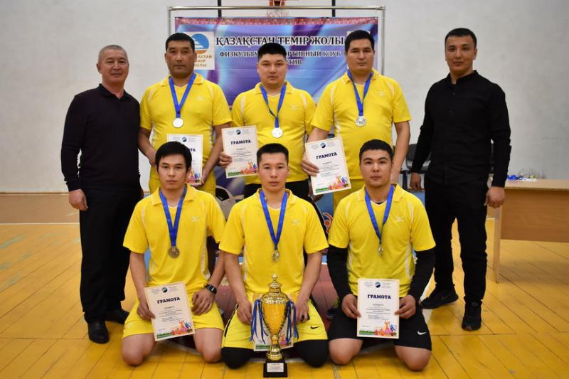 В первенстве по волейболу сразились лучшие железнодорожники