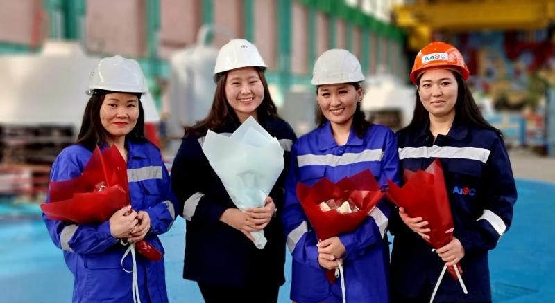 "Озаренные улыбкой". Мужчины АлЭС поздравили женщин-коллег