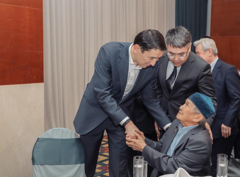 ҚазМұнайГаз басшысы сала ардагерлерімен бас қосты