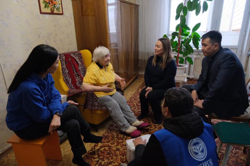 Руководители группы компаний «Самрук-Қазына» посетили ветеранов ВОВ столицы