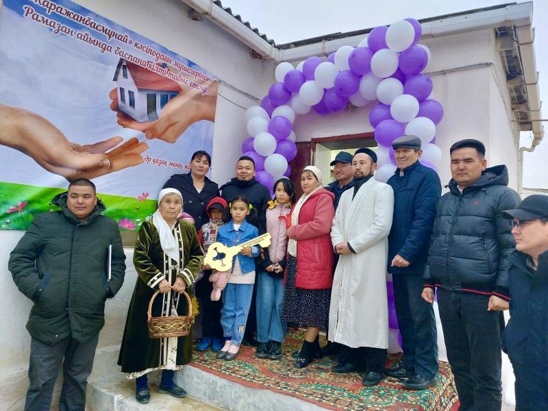 Қаражанбасмұнай кәсіподағы көп балалы отбасына үй сыйлады