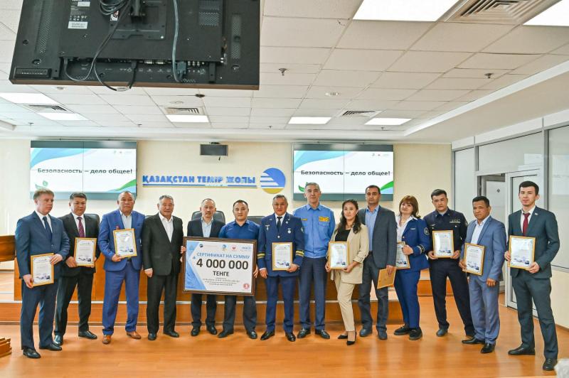 В КТЖ наградили работника порта Актау