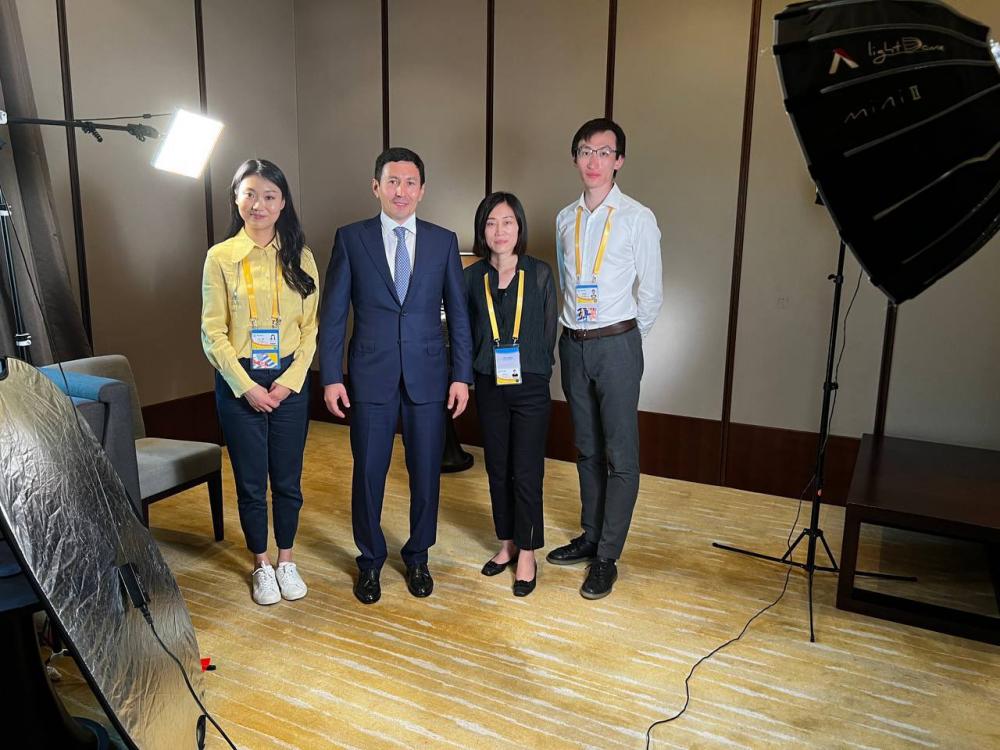 Нурлан Жакупов с корреспондентами CGTN