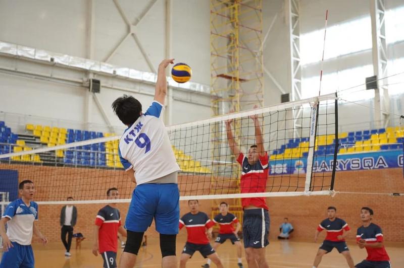 В волейбол играют железнодорожники