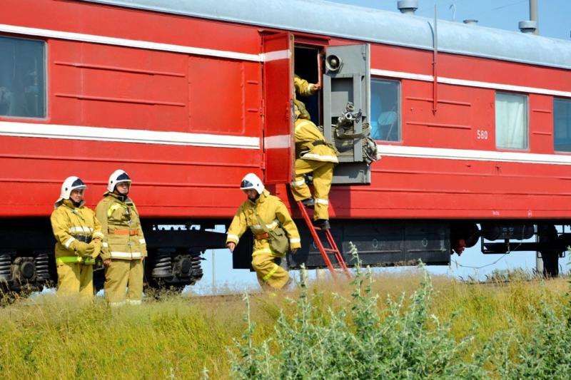 Пожарный поезд участвовал в тушении возгорания на территории области Абай
