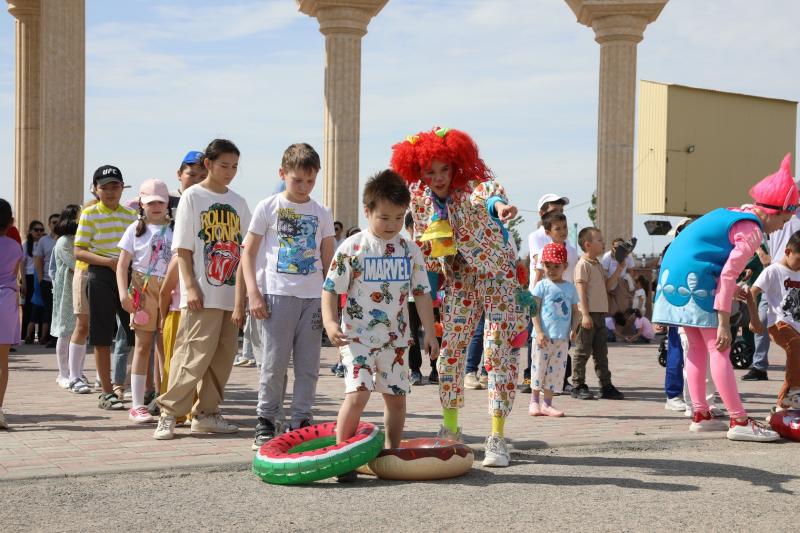 АНПЗ подарил детям праздник