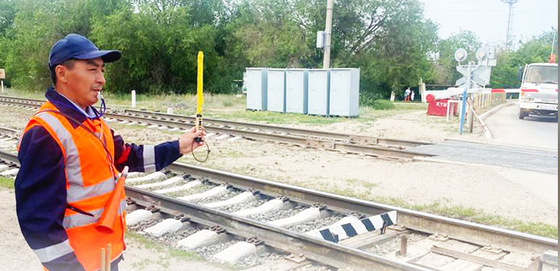 Дежурный по переезду предотвратил столкновение поезда с автомобилями