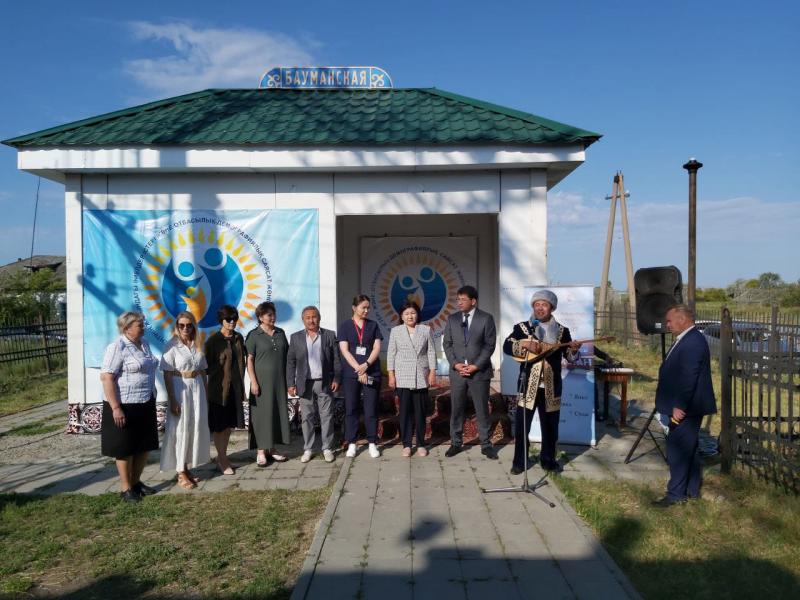 Специалисты медпоезда помогают людям не только со здоровьем