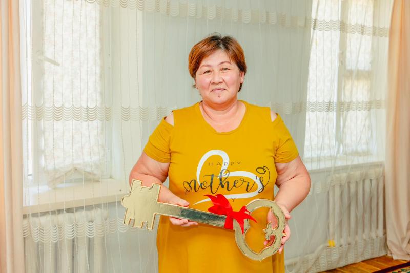 Нефтяники Эмбы подарили дом многодетной матери