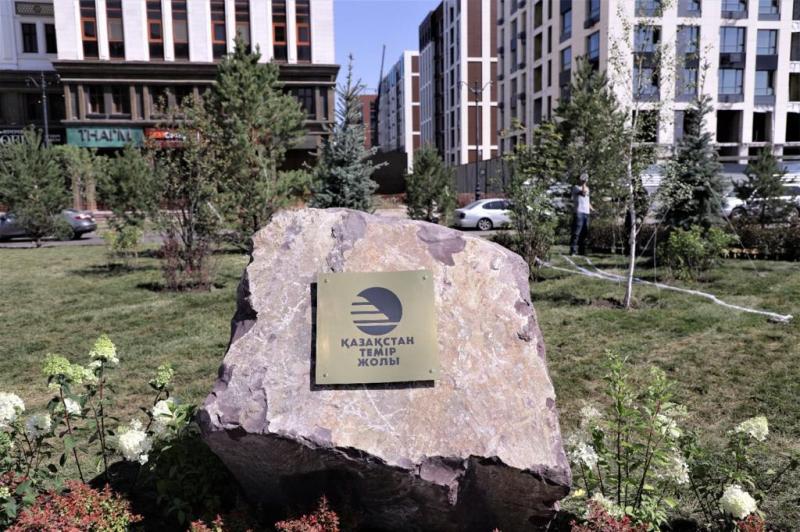 ҚТЖ елордаға гүлзар бақ сыйлады