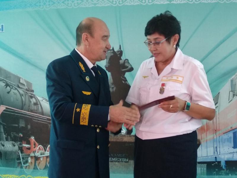 Атырауда жүзден астам теміржолшы марапатталды
