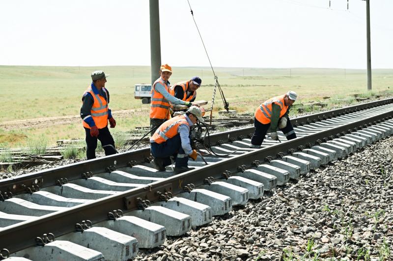 ҚТЖ жол монтерлеріне мың гидравликалық домкрат жеткізілді