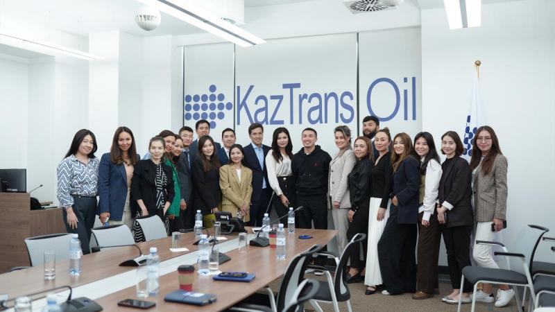 Представители молодежного крыла  "КазТрансОйл» встретились с  известным бизнес-блогером   