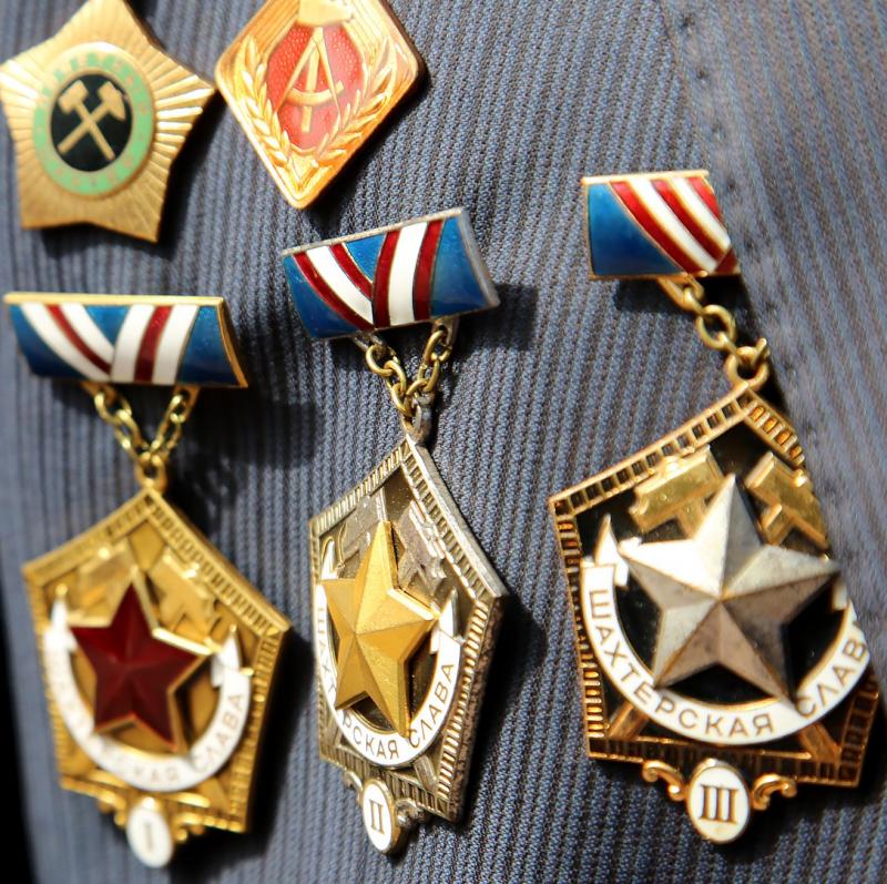 Богатырь чествует шахтеров-ветеранов