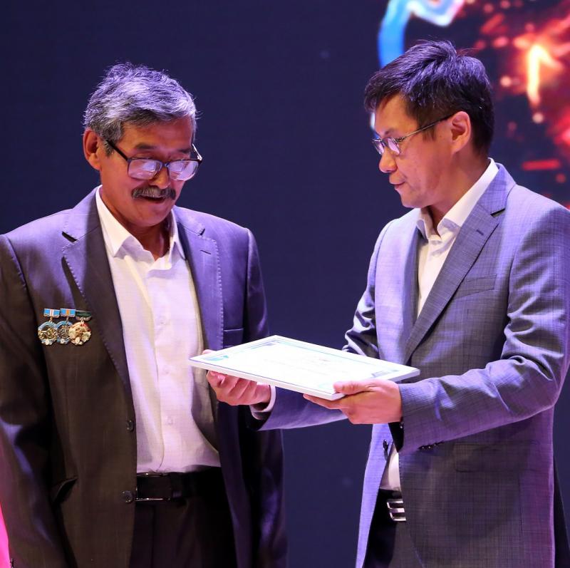 Богатырь чествует достойных