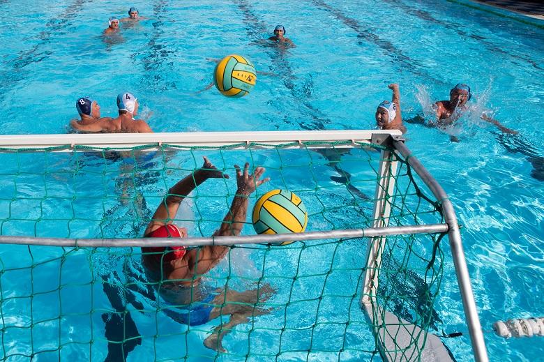 Әдемі лесбиянкалар төсекте еркелетеді видео