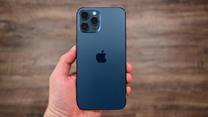 iPhone 12 объявили опасным для здоровья