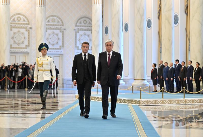 Глава государства провел переговоры с Президентом Франции в расширенном составе