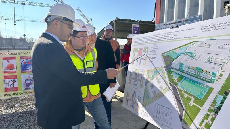 Алматы әкімі жайлы мектептің құрылыс алаңындағы жұмыстармен танысты
