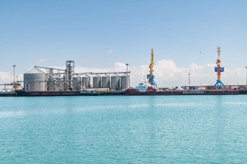Морской порт Актау увеличил за 10 месяцев перевалку грузов на 22%  