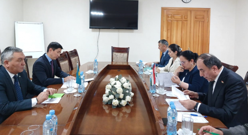 Казахстан предлагает Таджикистану скидки на железнодорожные грузоперевозки