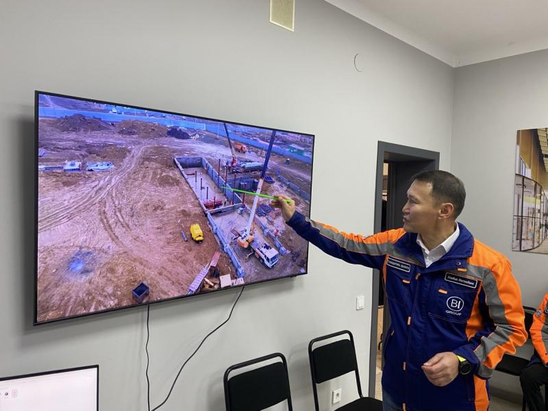 М.Мирзагалиев ознакомился с ходом строительства спортивного комплекса в Уральске