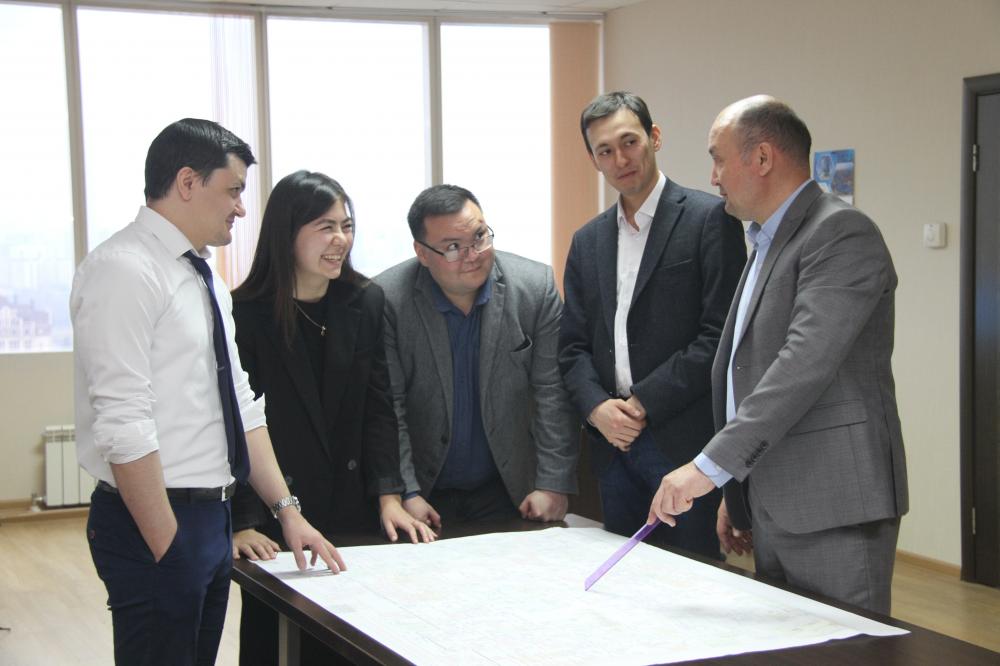 Начальник службы активно-адаптивных систем филиала АО KEGOC НДЦ СО Жанат Сапаргалиев и его слаженная команда