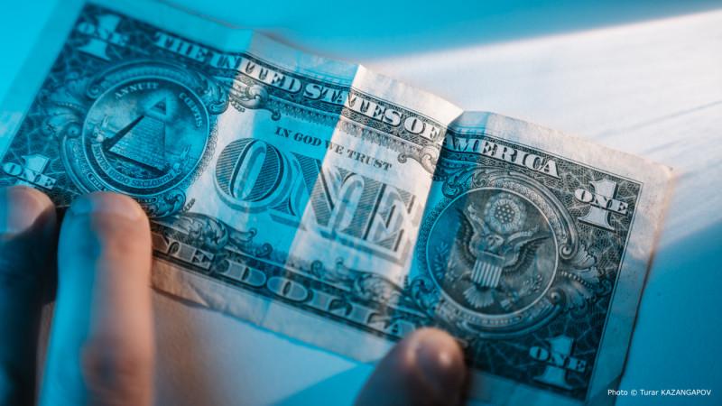 Курс доллара продолжает падать: итоги торгов 26 декабря