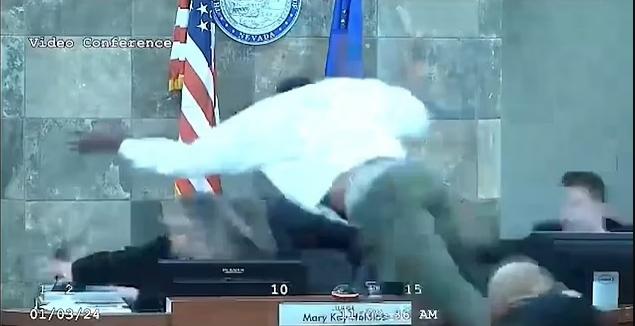 «Черной молнии подобный». Подсудимый напал и избил судью в момент вынесения приговора