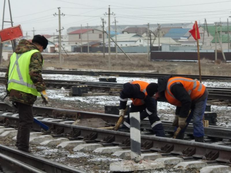 Теміржолшылар темір жол бойын қардан тазартуда