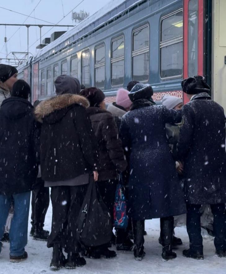 В выходные дни более 500 человек вывезли пассажирские поезда в непогоду 