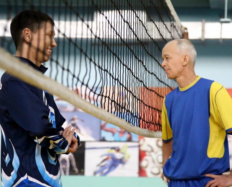 «Богатыри» состязаются в волейболе