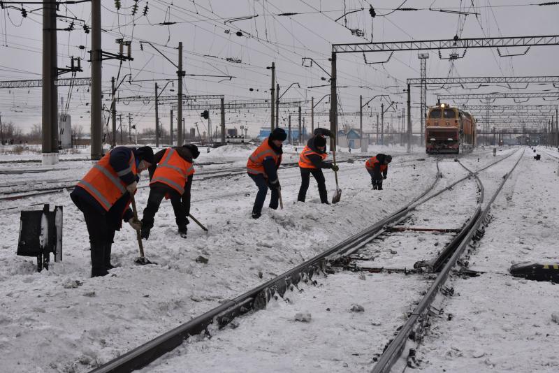 На круглосуточный режим очистки путей от снега перешли казахстанские железнодорожники 