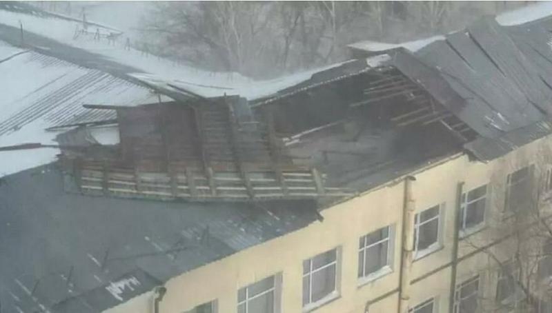 Сильный ветер сорвал крышу в Аграрном университете в Астане