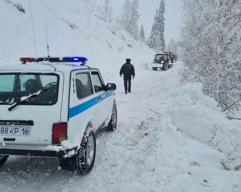 Лавина в Восточном Казахстане завалила республиканскую трассу