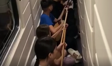Юные домбристы из Алматы удивили пассажиров поезда
