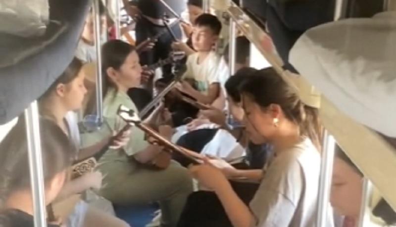 Вагон стал сценой: юные домбристы из Мангистау удивили пассажиров поезда
