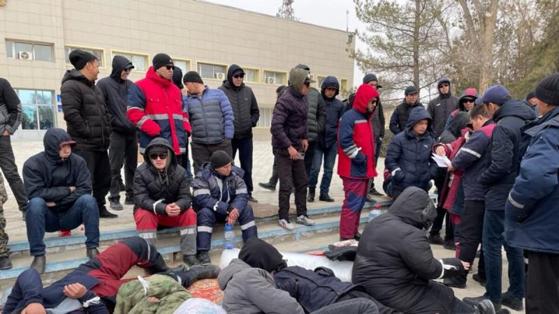 Объявившие «голодовку» в Жанаозене вызвали скорую помощь и журналистов уже после двух часов своей акции