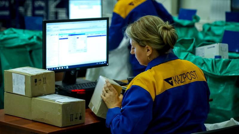 Увольнение сотрудника за незнание казахского языка опровергли в Казпочте